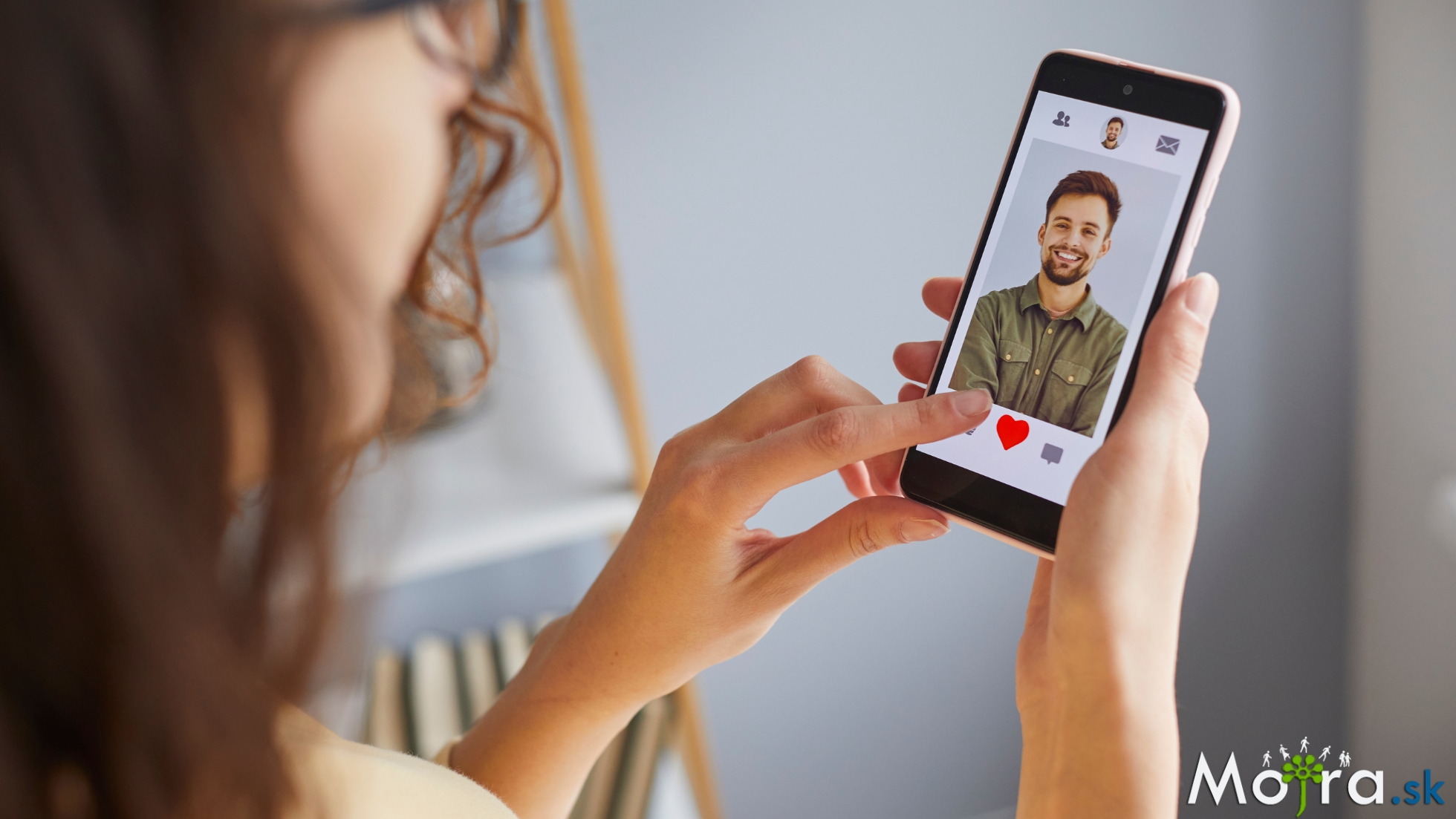 Láska v digitálnej dobe: O ilúziách blízkosti na sociálnych sieťach, ,,online vzťahoch“ a strate fyzickej a emočnej intimity v ére obrazoviek